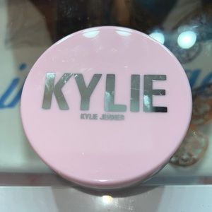 Kylie Jenner Setting Powder